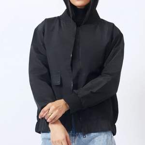 Blouson bomber décontracté noir zippé pour femme, style utilitaire, tissé, coupe-vent, respirant, logo personnalisé, extérieur, OEM, ODM - Product Image 1