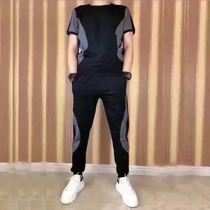 ชุดเสื้อยืดและกางเกงแขนสั้นสำหรับผู้ชายชุดกีฬาลำลองผ้าไหมน้ำแข็งวิ่งออกกำลังกายชุดออกกำลังกายชุดวอร์มทรงหลวมสำหรับผู้ชาย