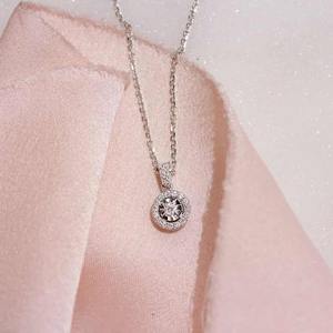 Collar con Colgante de Halo de Diamantes Moissanite Elegante y Personalizado, Joyería de Corte Excelente, Regalo para Ella, Colgante con Claridad VVS para Mujer - Product Image 1