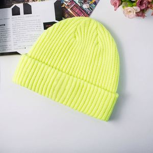 Gorro de punto con gofres y logotipo personalizado, gorro con etiqueta tejida de cuero cálido para invierno con personaje de parche e impresión de puntos - Product Image 5