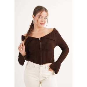 Blusa de Punto Color Café para Mujer con Cierre Completo y Cuello Madonna, Disponible para Venta al Por Mayor - Product Image 3