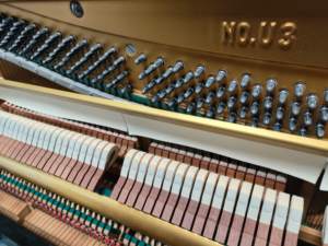 Piano droit d'occasion Yamaha U3E d'origine japonaise, importé, de haute qualité, professionnel, son clair, toucher solide - Product Image 4