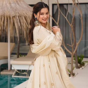Élégante robe Bollywood brodée blanche sur tissu de soie Chinon avec Dupatta séquencé pour les fêtes d'hiver avec codage intérieur - Product Image 1