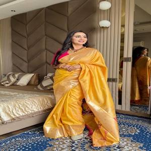 Elegante Sari de Seda Paithani VASTRA COTTAGE con Pallu de Meena Zari Brillante, Diseño Floral de Loro, Borde Muniya y Cuerpo en Tonos Pastel - Product Image 2