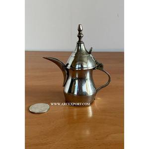 Dallah en métal poli doré au look admirable avec une finition luxueuse, parfaite pour servir le thé et le café pendant le Ramadan, provenant d'Inde - Product Image 4