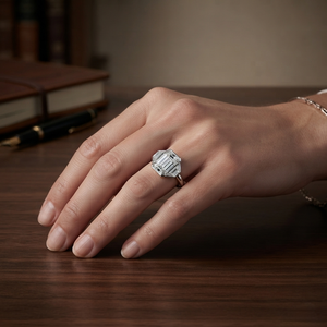 Bague pour femme LILABA ENTERPRISE en or blanc 18 carats avec pierres latérales en forme de trapèze et diamant de laboratoire taille émeraude, clarté F VVS2, certifiée IGI - Product Image 5