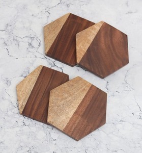 Juego de posavasos de madera con forma hexagonal hechos a mano para decoración del hogar Posavasos de madera natural para uso decorativo de mesa elegante - Product Image 1
