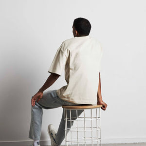 Camiseta de Hombre de Algodón 100% de Alta Calidad, Estilo Casual de Lujo, Color Sólido, Personalizable con Logotipo y Corte Regular - Product Image 3