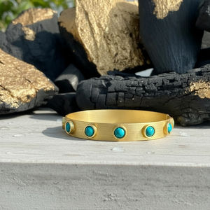 กำไลข้อมือแบบเปิดสีทองด้านประดับด้วยหินเทอร์ควอยซ์  เครื่องประดับที่มีสไตล์และโดดเด่นสำหรับทุกโอกาส - Product Image 4