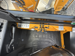 Mini-chargeuse sur chenilles JCB diesel jaune compacte avec attache de godet - Product Image 6