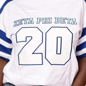 T-shirt de sororité de style hockey blanc et bleu avec patch numéro et manches rayées Chemise unisexe Greek Life Apparel - Product Image 4