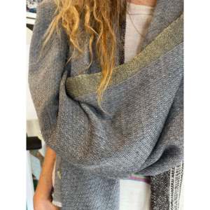 Écharpe en laine Zari personnalisable – Écharpe longue d'hiver douce et imprimée avec logo jacquard, style uni - Product Image 3