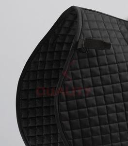 Manta de silla de montar inglesa duradera y transpirable, fabricada con paneles acolchados suaves que proporcionan un ajuste equilibrado y control de presión. - Product Image 3