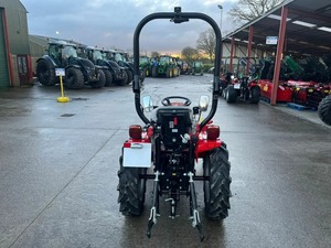 Tractor Agrícola Compacto Rojo 4x4, Máquina de Trabajo para Campos Pequeños - Product Image 3