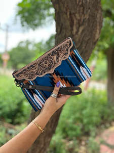 Nouveau élégant occidental aztèque repoussé en cuir bracelet pochette Vintage marron outillage sacs à main Unique aztèque matelassé en cuir bracelet sac - Product Image 2