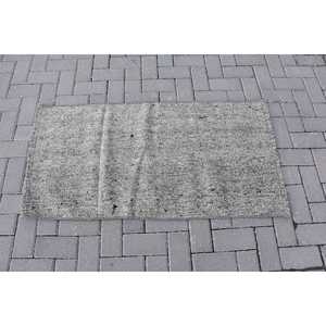 Petit tapis turc vintage de 2,2 x 4,1 pieds, tapis en laine persan gris - Product Image 3