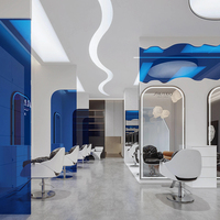Mobilier de salon de coiffure conceptuel avec miroir arqué LED, fauteuil de lavage inclinable blanc et bureau en marbre pour salon moderne