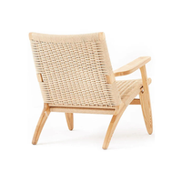 Fauteuil lounge en bois massif nordique avec assise en corde tressée, design scandinave pour hôtel, complexe hôtelier, réception et espace extérieur