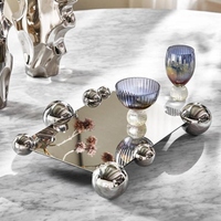 Plateau décoratif moderne en acier inoxydable avec accents de boules chromées polies, centre de table de luxe, décoration d'intérieur pour salon, art
