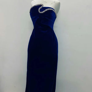 Robe de soirée sans bretelles en velours bleu royal avec bordure ondulée ornée de cristaux, robe de soirée de luxe, OEM ODM Vietnam - Product Image 1