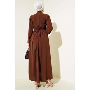 Robe ceinturée à fleurs en tulle sur le devant Marron - Product Image 4