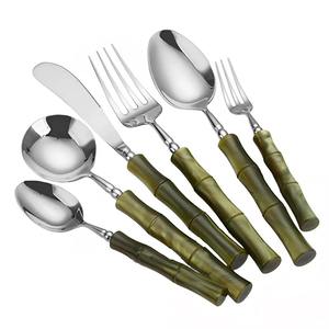 Ensemble de 6 couverts en acier inoxydable Ensembles de couverts de produits de haute qualité pour l'utilisation de cadeaux Poignées en bois revêtues vertes plaquées argent - Product Image 3