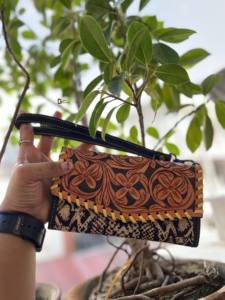 Cartera de cuero tallada a mano de moda occidental con estilo para mujer, funda de teléfono de embrague multiusos con estampado de animales, novedad - Product Image 4