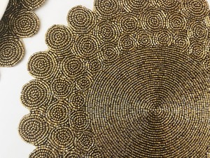 Set de table brodé à la main avec des perles et des sequins, fabriqué en Inde - Product Image 2