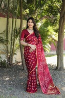 Sari en soie pure Bandhej d'exportation Dhwaja avec bordure Bandhej originale, tissage Zari, design de pallu riche, style traditionnel du Gujarat