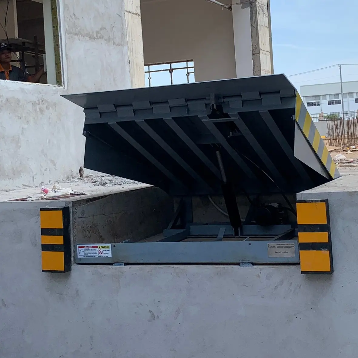 Vietnamese 12 Ton Hydraulic Power Dock Leveler Automatic Loading Ramp For Truck Lifting Equipment In Warehouse