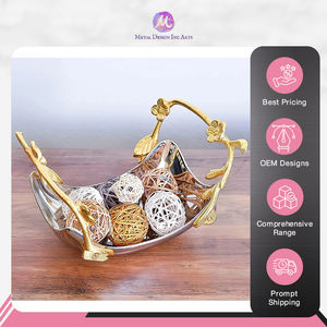 Plato para servir brillante de acero inoxidable fabricado en la India, elegante bandeja de Decoración de mesa con asas doradas a precio mayorista - Product Image 2