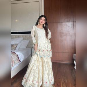 Salwar kameez en soie élite avec un haut et un bas ornés de broderies lourdes et un dupatta assorti pour la saison des fêtes, style boutique - Product Image 4