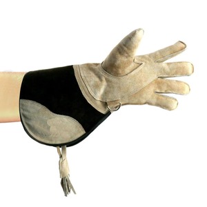 Gants de fauconnerie en cuir de vachette véritable noir à manchette longue avec piège à animaux en cuir fabriqué au Pakistan pour les produits de chasse - Product Image 2