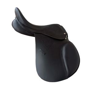 Silla de montar tradicional de cuero para caballo con diseño tallado, asiento seguro y ajuste de estribos, perfecta para equitación western o de sendero. - Product Image 4