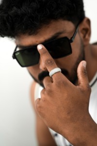 Anillo de boda para hombre con pavé de moissanita en plata 925, joyería de lujo estilo eternidad para hombre, diseño elegante. - Product Image 5