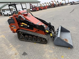 ENVÍO GRATUITO Ditch-Witch 1550 Kubota 2022 Minicargadora con Certificación EPA y CE, Cilindro Hidráulico Eaton, Bomba de Motor - Product Image 3