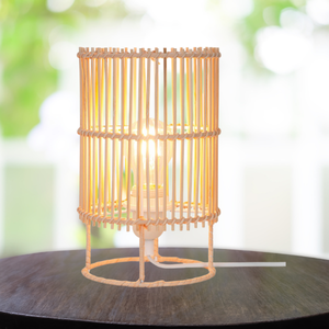 Lámpara de mesa de ratán tejida a mano con acabado natural para una decoración acogedora para dormitorio y sala de estar hecha en Vietnam - Product Image 3