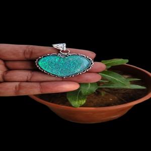 Opale australienne Inde électroplaqué 1 couleur pierre semi-précieuse amour guérison pendentif respectueux de l'environnement sculpté Gujarat - Product Image 4