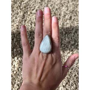 Anillo Reda Galvan con Incrustaciones de Piedras Lunares, Moderno y Elegante, con Baño de Oro Rosa, Talla 8, Regalo Perfecto - Product Image 2