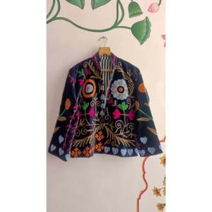 Veste pour femme en velours tricoté réversible avec broderie florale Suzani faite à la main, doublure en coton, hiver, Midnight Garden - Product Image 1