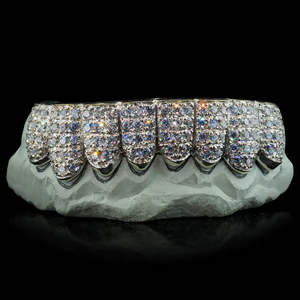 Grilles dentaires pour hommes en argent sterling 925 plaqué rhodium de luxe, personnalisées, de haute qualité, avec diamants en moissanite taille brillant D VVS1 - Product Image 1