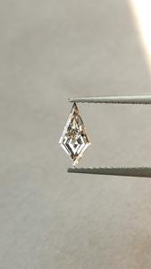Diamante Cultivado en Laboratorio de Corte Cometa de 0.40 Ct, Color Champán Claro, para la Fabricación de Colgantes, Color Fantasía, Proveedor de Diamantes Sueltos Ecológicos - Product Image 3