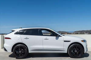 Oferta con Descuento, Auto Usado con Bajo Kilometraje, Jaguar F-pace P400 R-dynamic S Blanco 2024 - Product Image 2