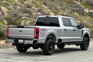 รถกระบะ Ford F-250 XL Super Duty Cabab 4x4 Crew, แก๊ส/ดีเซลรถบรรทุกหนักรุ่นใหม่สำหรับขายหรือส่งออก - Product Image 2