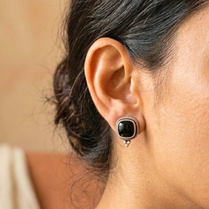 Boucles d'oreilles en argent sterling et onyx noir, clous d'oreilles faits main en forme de coussin, bijoux minimalistes en pierres précieuses - Product Image 1