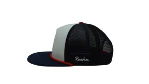 Casquette de camionneur rétro bleu marine, blanc et noir à 3 tons, avec logo personnalisé, en maille Roahm, fermeture snapback et cordon rouge contrastant - Product Image 3