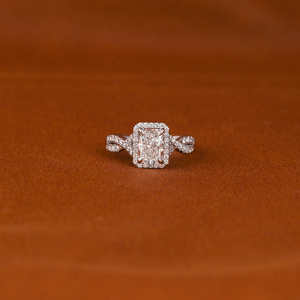 Radiant Cut Lab Créé Diamant Halo Cluster Réglage Bague de Fiançailles 14KT Plaqué Or Massif Sans Conflit À La Mode IGI Certifié - Product Image 2