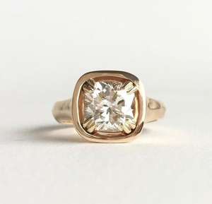 Anillo Solitario de Diamante Cultivado en Laboratorio de 1.8 Ct con Corte Cojín, Engaste de Bisel con Acento de Perla, Oro Amarillo de 14k, Anillo de Compromiso y Boda, Joyería - Product Image 1