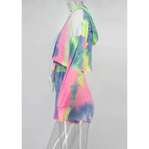 Ensemble de survêtement tie-dye pour femmes 2026, vente en gros, sweat-shirt à capuche court et short taille haute, tenue décontractée streetwear en deux pièces - Product Image 3