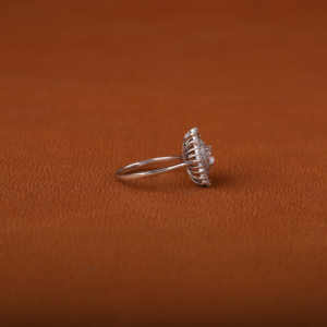 Anillo de compromiso de diamante cultivado en laboratorio con corte de oro macizo de 18 quilates Anillo de regalo de diamante certificado con acento de corte de baguette cónico clásico - Product Image 3